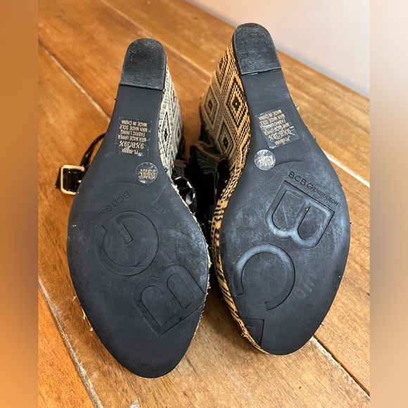 BCBG GENERATION PLATFORM SANDALS BLACK
PATENT OPEN TOE AZTEC WEDGES 9.5 - Picture 5 of 6